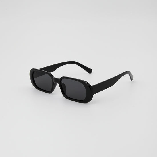 Nova Oval Sunglasses in Black