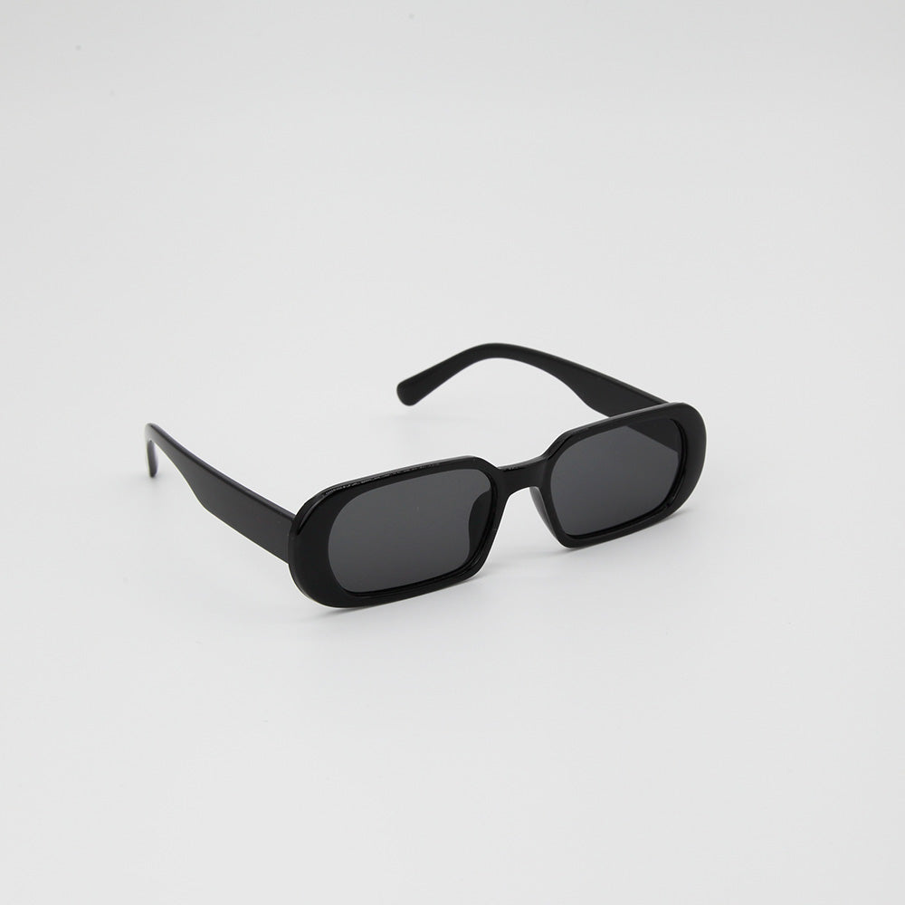 Nova Oval Sunglasses in Black